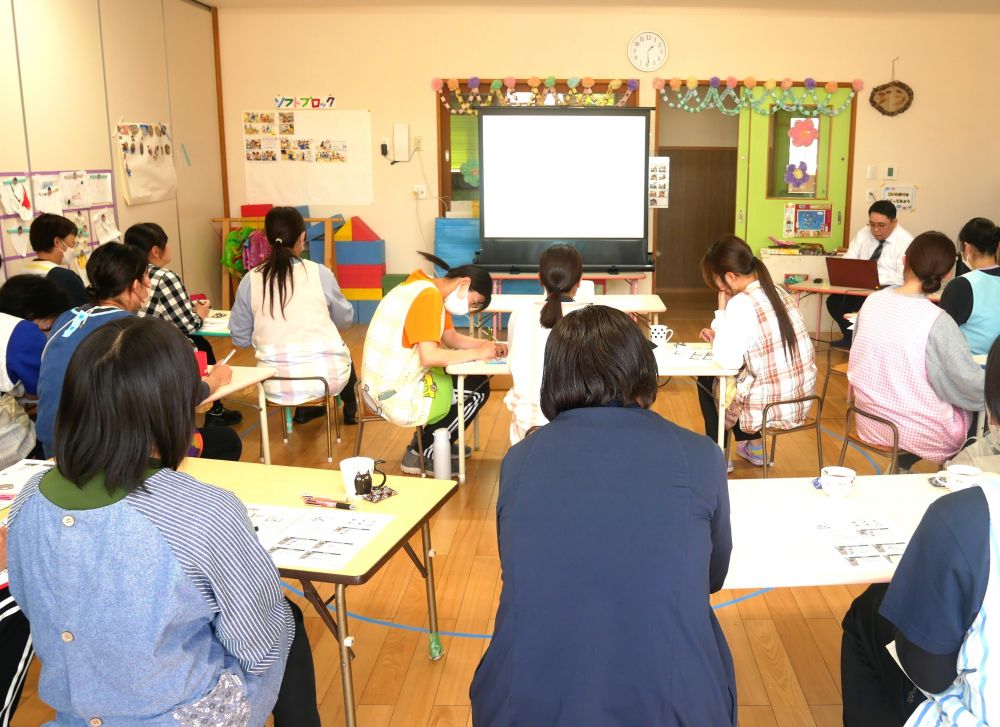 ＪA尾道総合病院の看護師の先生に来ていただき4園合同園内研修を行いました

今回のテーマは【保育と嘔吐】
嘔吐は感染が広がりやすい病気です
冬季に流行りやすいイメージがありますが
胃腸炎や食中毒など・・・年中流行る病気です
そこで適切な吐物処理と消毒について学びました





