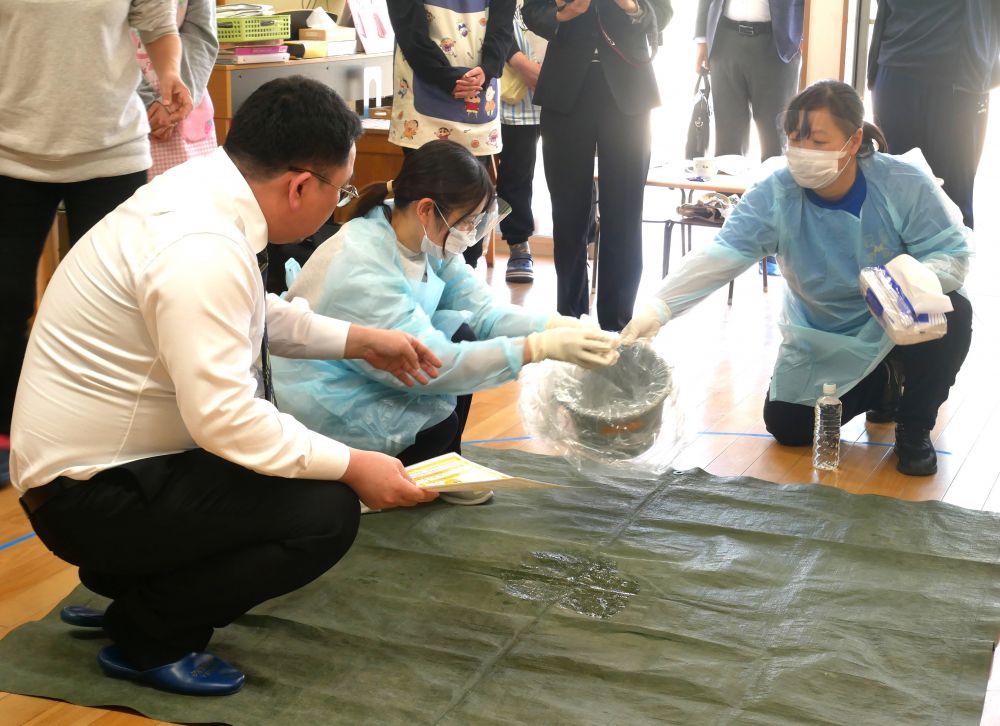 嘔吐処理の方法を看護師の先生に一つ一つ丁寧に指導していただきました
手袋の付け方やエプロンの付け方など・・・
どれも焦らず落ち着いて行動する事が大事・・・　と学びました