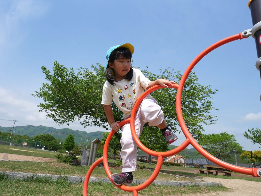大きさの違うわっかを通ると
次はロープが待っています
みんながやっているのを見て
やり方を知ったCちゃん
体をうまく使って挑戦⭐