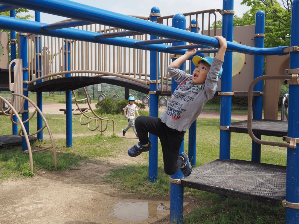 うんていを楽しんでいる友達
この下には大きな水たまりが…
「絶対に落ちたくない！！」
「落ちたら全部ぬれちゃう…」
そんな状況だともっとやりたくなったみんな
「頑張れ！！いける！！」
みんなで応援しながら誰一人落ちずに
渡り切りました😊(笑)