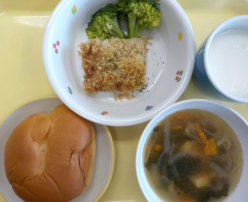 ロールパン

スコップメンチカツ

ゆでブロッコリー

豆腐とわかめの韓国風スープ

牛乳