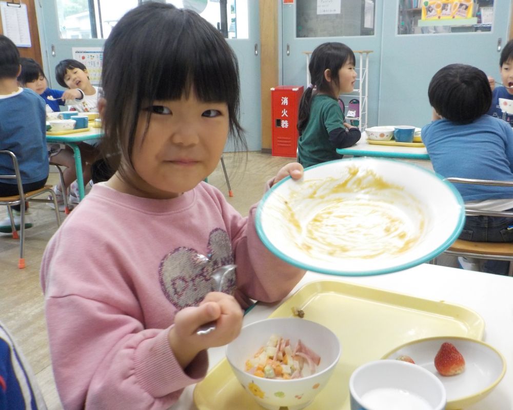 今日は4月のお誕生日会でした。
園ではお誕生日会の献立はみんな大好きな【カレー】です♡

新年度が始まり１か月が経ちましたが、すっかり慣れた様子の子どもたち。
給食時間、様子を見に行くと

「もうカレー食べたよーーー」
「せんせーおかわりってある？」
「早くおかわり食べたいー」

みんなカレーは大好きですね♡

「みて～」
とピカピカのお皿を見せてくれたTちゃん