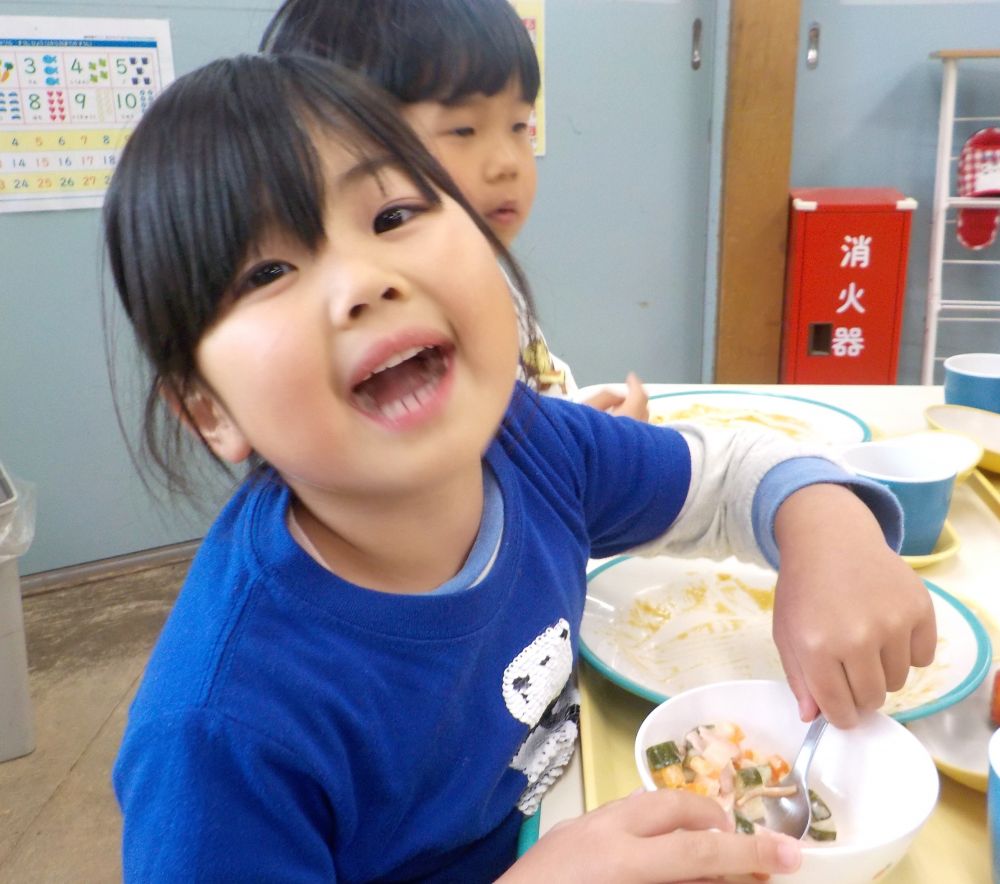 「これ美味しいよねー」
にこにこ笑顔で楽しそうに食べているMちゃん