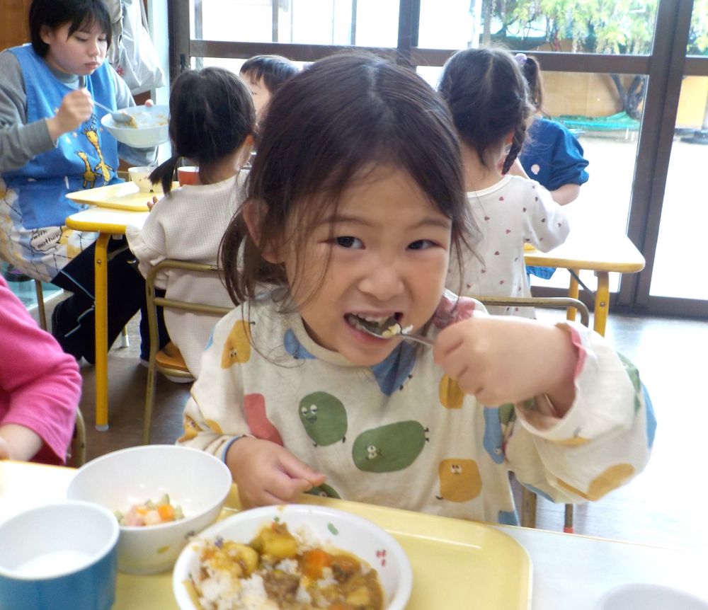カメラを構えると

「せんせー食べれるよー」
「写真撮ってー！！」

かっこよく食べている姿を見せてくれました♪
今日は残食も少なく、進級した子どもたちも食べる量も少しずつ増えてきたように感じた１日でした。
明日も美味しい給食を楽しみにしていてね♡