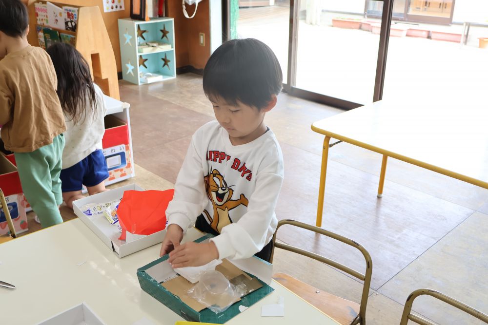 たくさん散歩へ出かけて
いろんな虫を見つけたゾウ組さん


虫と一緒に遊べる方法はないかな・・・
廃材を使って迷路を作ることに✨
芯を使ってトンネルを作ってみたり、
カップもつけたりしたらどうかな・・・
一生懸命考えながら、自分だけの迷路の完成！！