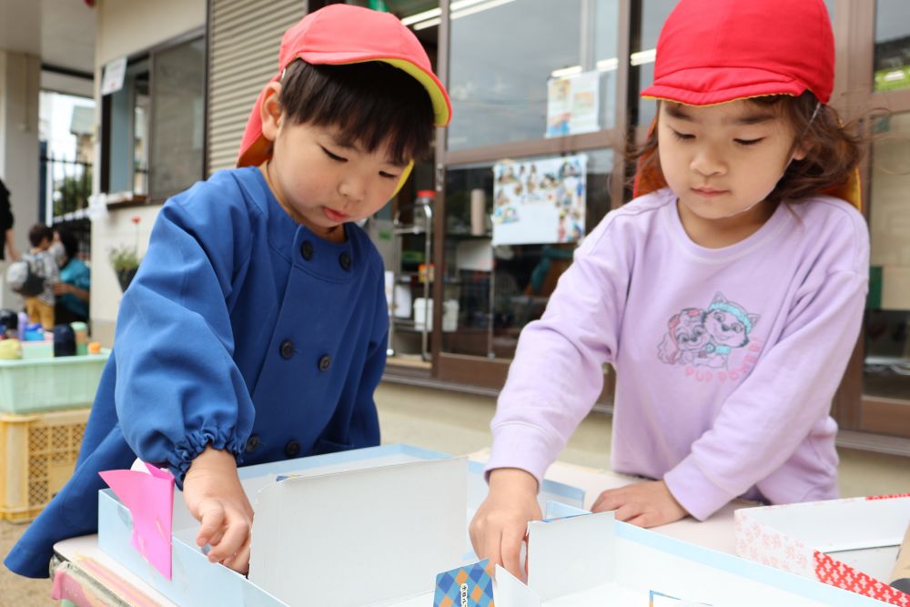 私も見せて～とやってきたSちゃん。
自分で作った迷路でも、友達と一緒に見たり、遊んだりする様子も・・・！
一緒に遊ぶと楽しい♪

廃材遊びも得意なゾウ組さん。
友達の作品をみて、自分も作ってみたい！
とオリジナル迷路がたくさんできました✨

生き物の命も大切にしながら、自然との関わりも楽しんでいきたいと思います。