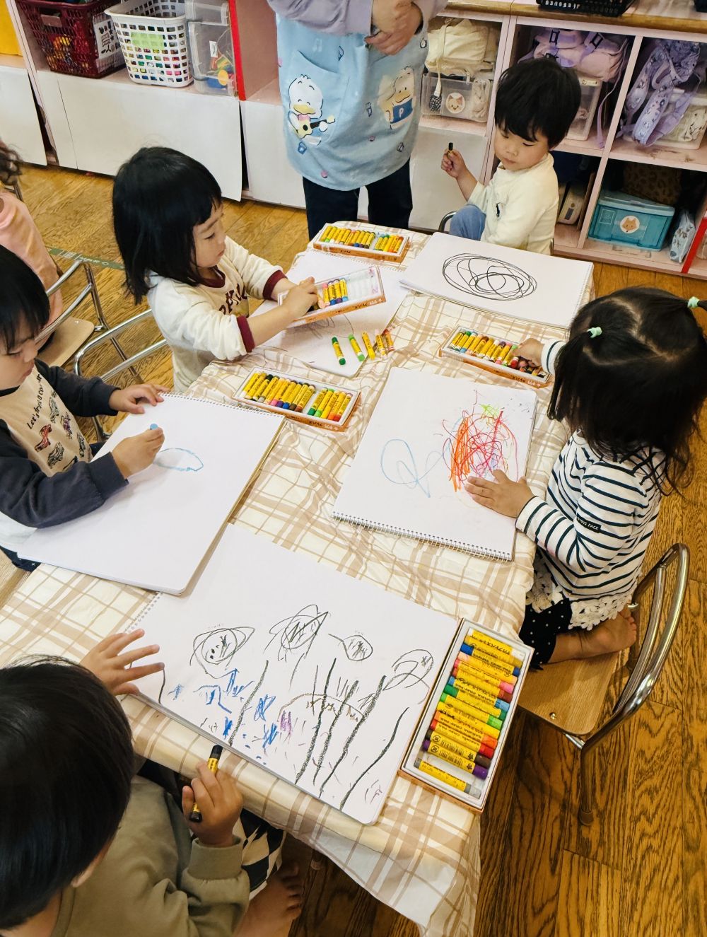 今日は、お散歩に行く予定でしたが、
雨が降ってしまいました☔️

そんな日は…
お部屋でゆっくりと☺️

《おえかき》
好きな色を選んで、
「これは、さかな！」
「アンパンマン！」など、
思い思いに描いていました✏️
