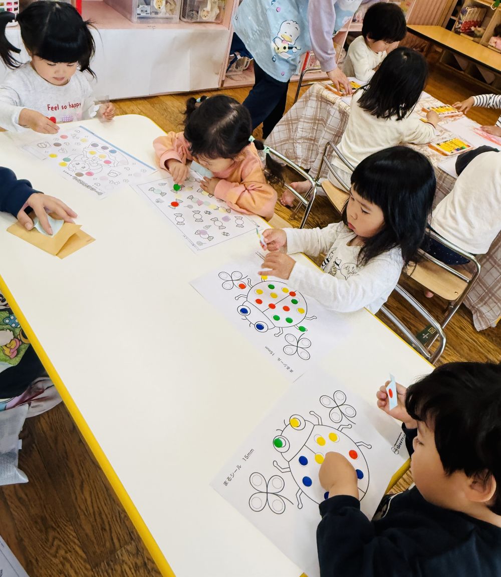 《シール貼り》
シールを剥がす…
〇に合わせて調整しながら貼る…

集中、考えながら取り組む姿が見られました✨️
