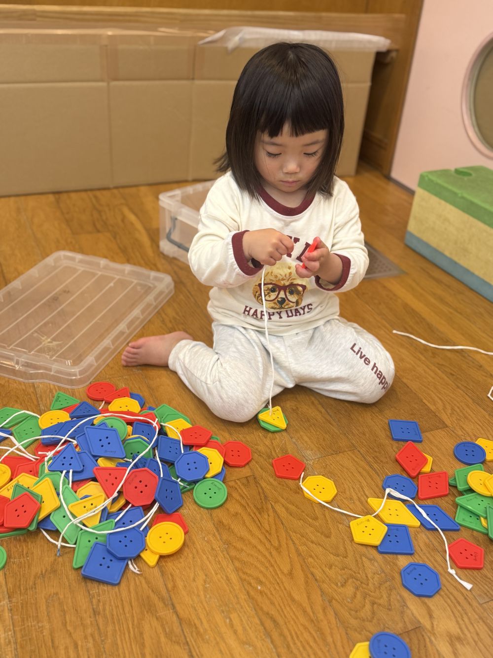 《紐通し》
細い紐の中に、
1つずつゆっくり通していく…
これも中々集中力がいります。

黙々と通していくTちゃんの集中👏

手指を使った遊びは、
巧緻性《手先を上手に使う力》を高めたり、
集中する力、やってみようとする気持ちが、
自然と育っていきます✨️

