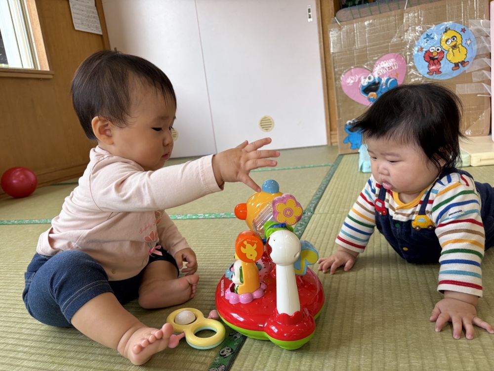 Hちゃんがクルクルおもちゃを回すのを見て、
じーっと観察👀🔎

これから友だちとも、
いーっぱい楽しい事をしてあそぼうね💓