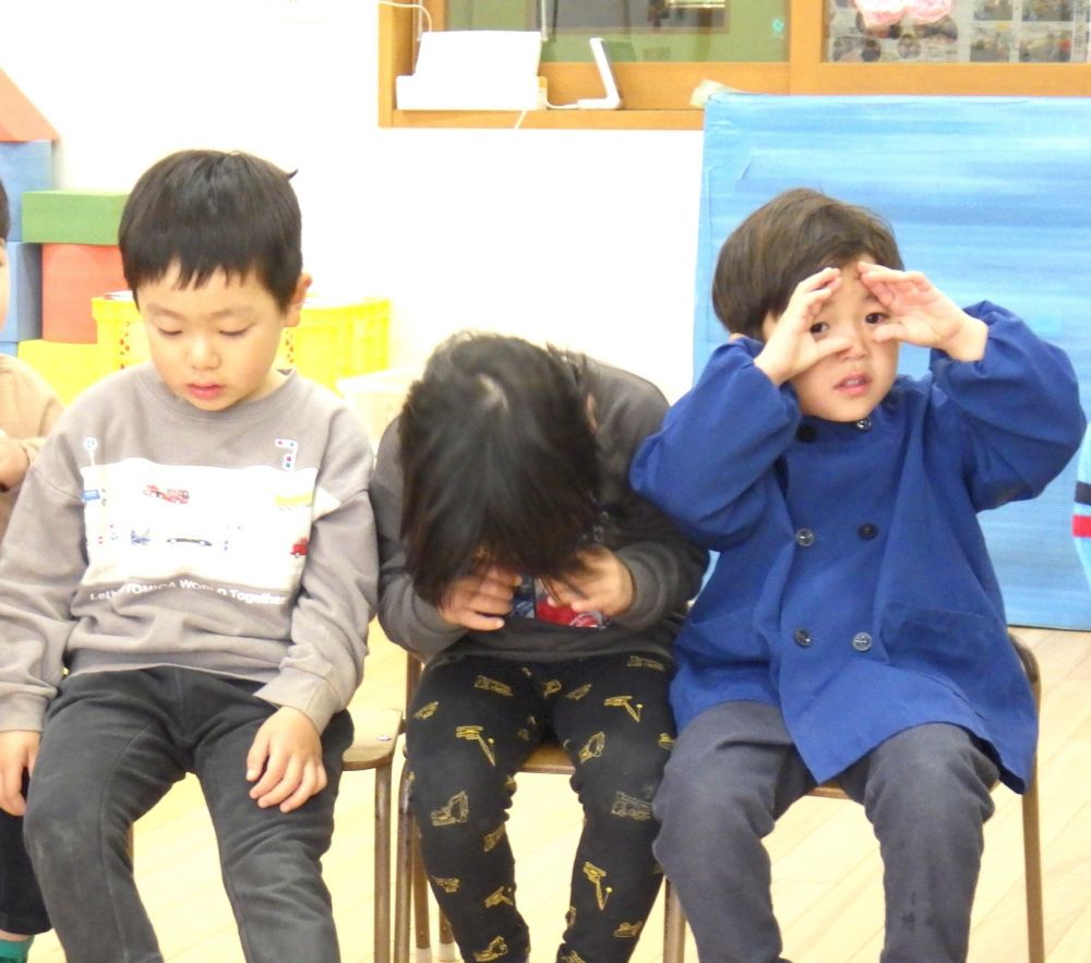 メダカの学校ってどんな所だろう…
”お遊戯”って何だろう…
いつも歌っている歌の意味を子ども達と話合ってみました


”メダカの学校ってどんな所？”
「先生と子どもが居る所！」
「お勉強する所！」
次々と学校のイメージが出てきます

”そーっと覗くってどんな感じ？”
「こうやって見る」
「でも水に浸かったらばれるよ！」
「メガネでみたら？」
「ゆっくり近づくんよ」

動作を交えながらイメージを分かりやすく伝えよとする子どもたち