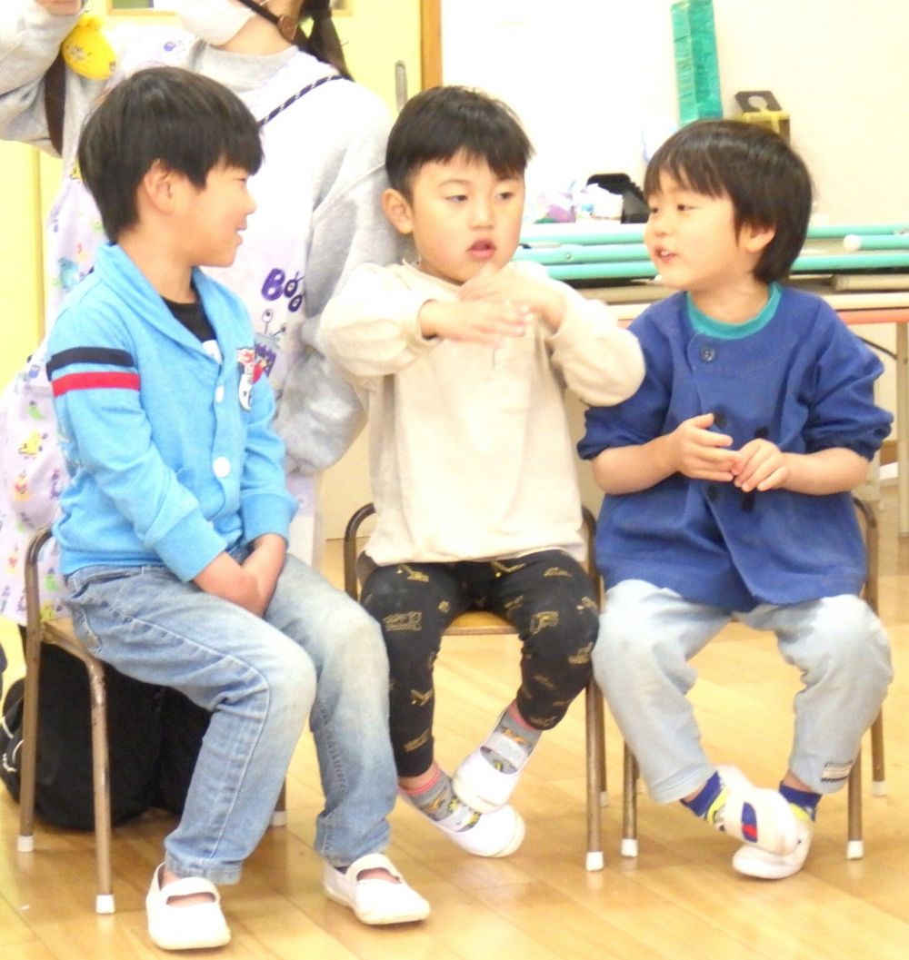 ”お遊戯って何？”
「みんなで泳ぐんじゃない」
「楽しそう！」
「踊りとかする」
「こうやってスイスイって泳ぐ！」

お遊戯という言葉から”楽しそう”という雰囲気を感じ取った子どもたち
友達の話を聞きながらイメージがどんどん広がっていきます