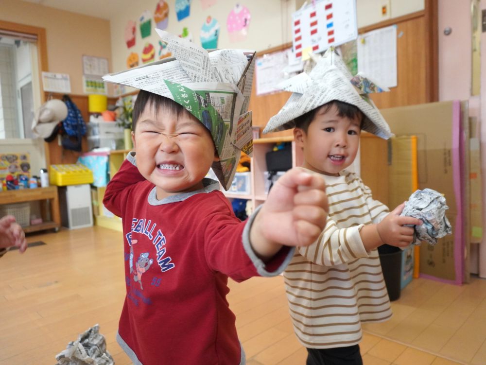 もうすぐこどもの日！！
新聞紙で作ったカブトがお気に入りに♡
こいのぼりの歌も歌いました♪