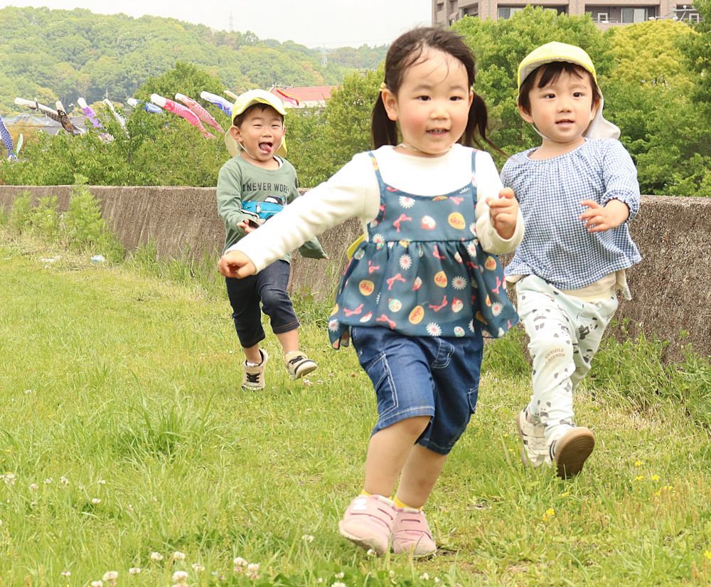 黒崎水路まで
こいのぼりを見にお散歩♪

みんなで
よーい、どん！！