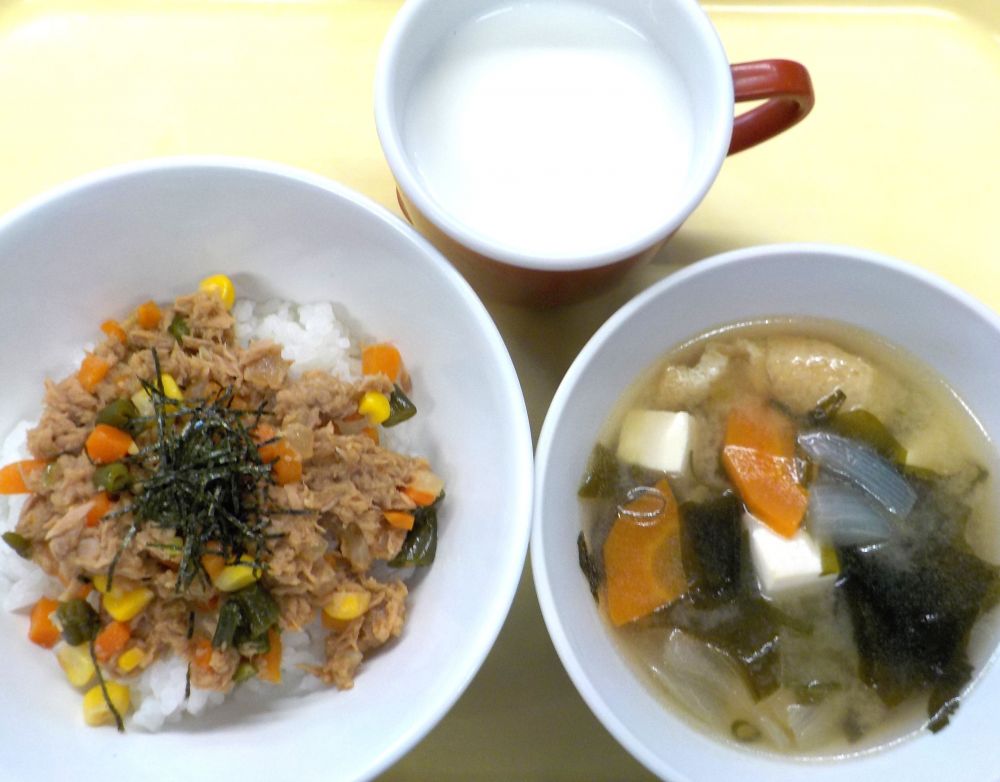 ツナそぼろ丼

豆腐とわかめの味噌汁

牛乳