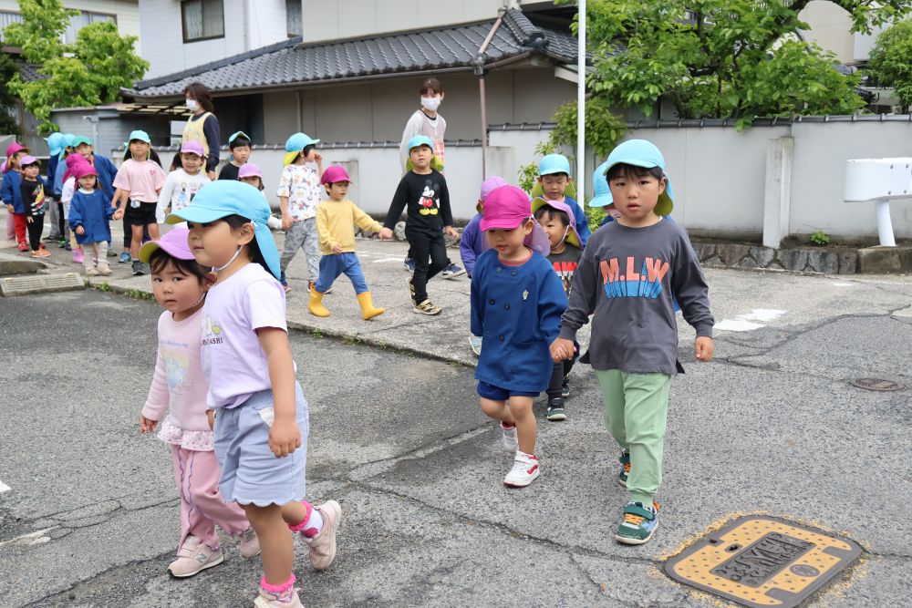 リス組さんになって１ヶ月・・・
少しずつ門田での生活も慣れてきた様子😌🎼

「今日ある？」「ここ（園庭）走るん？」と
みんなが毎日気にしていたのは・・・
マラソン！✨
今年から園外を走ることにわくわく🤍🤍

キリン組さんと手を繋いで
マラソンコースを散歩しました🎶
