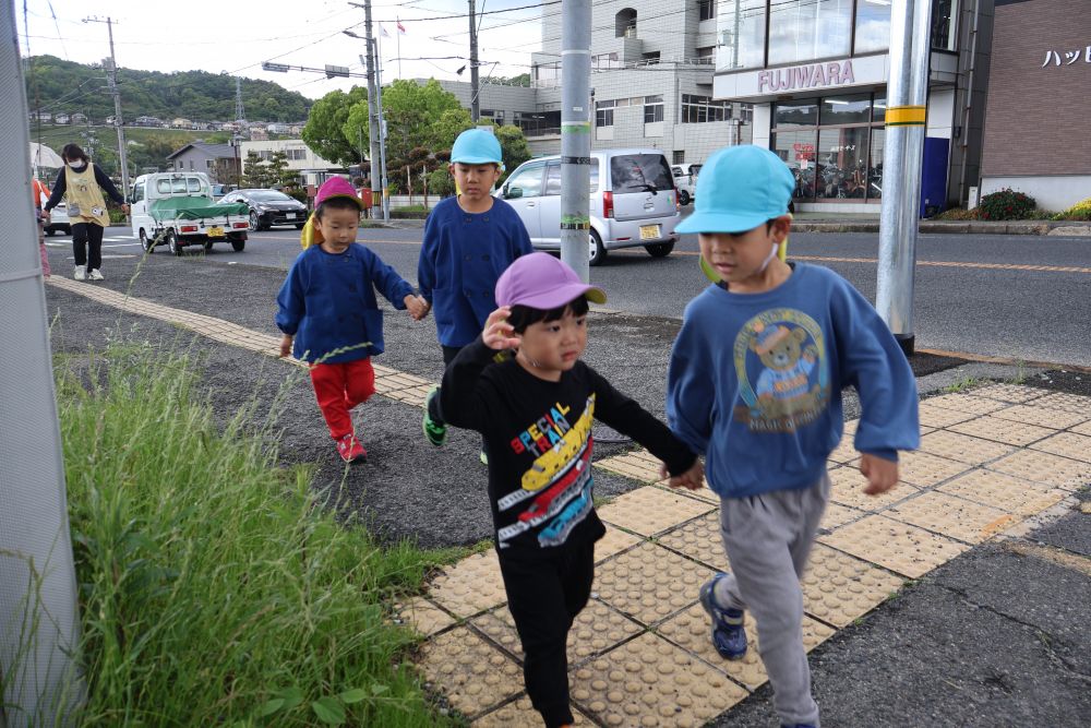 コースの終盤になると・・・
ハプニング！大粒の雨が！！💧

「雨だ！」と小走りになるＨくん！
「ここの曲がるところは１回とまるんよ」
と教えてもらって、ほっこりな場面🥰

もう少ししたら始まるマラソンに
ドキドキいっぱいのリス組さんでした👍🏻✨