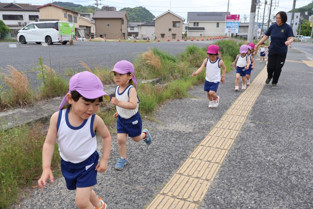 はじめて園外のマラソンコースを走る…
友達と手を繋いで歩くのとは
全然違う！ 
黄色の線の中を走ることや、
縦１列で走ることに、苦戦しながらも
頑張るリス組さん！🥹👏🏻

慣れてくるとスピードも速くなって…