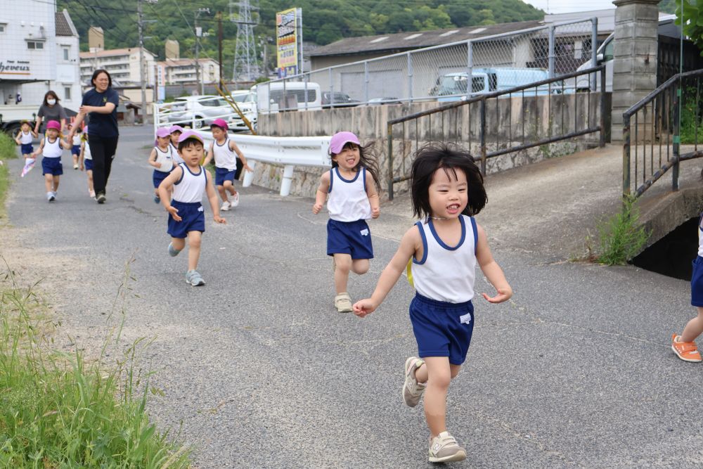 「あ！門田みえた！」「もう少しだ！」
最後のコーナーは猛スピードに🧡
初めての園外マラソン、
とっても楽しんでいる様子でした🙂‍↕️🎼

園に戻ってからも「楽しかった！」と
元気な声が聞こえてきました🫶🏼🫶🏼