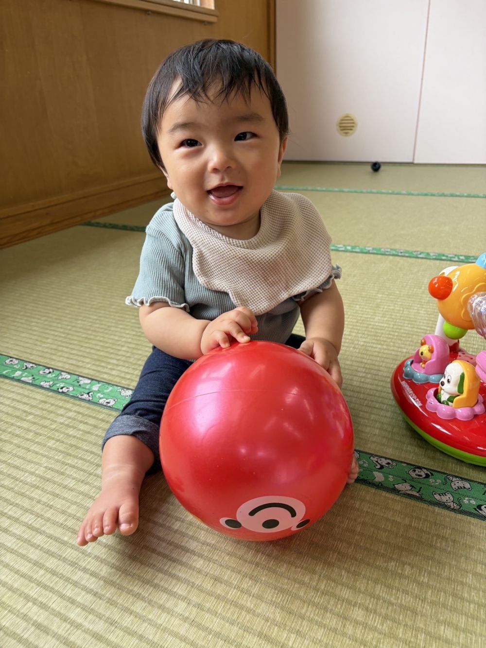 ウサギ組さんに新しいお友だちが入園しました♪

お名前を呼ぶと、にっこり可愛い笑顔を見せてくれたよ💕