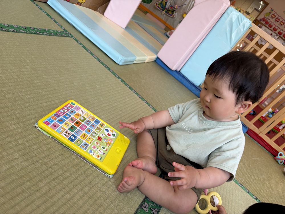 Dくんのお気に入りは、音の鳴る歌絵本📖✨
ボタンを押したり、音楽が流れると手を叩いたり
体を揺らしたりして、全身で喜んでいました💓