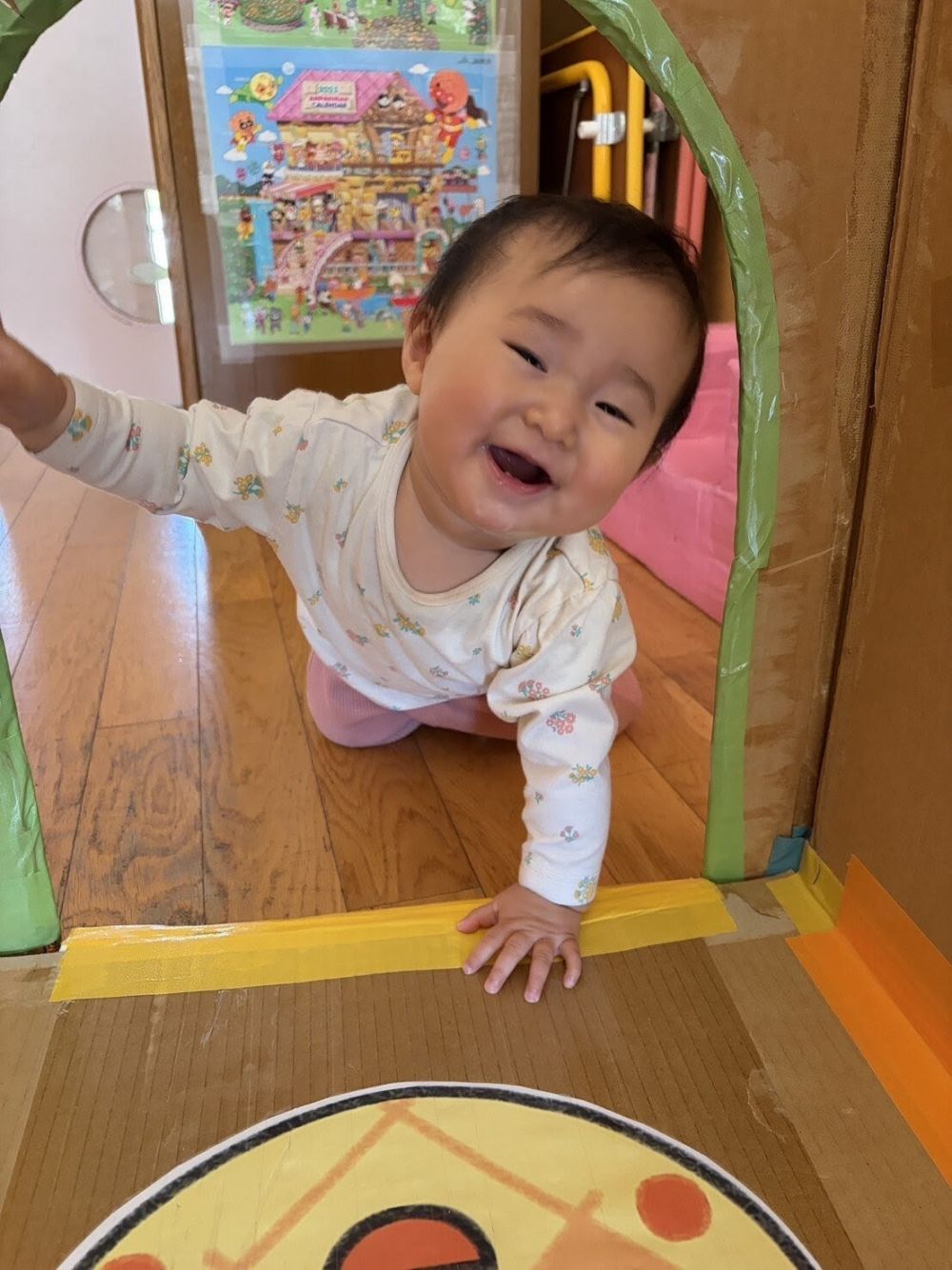 Hちゃんはトンネルが大好き💕
トンネルの反対側から、「ばぁ😄」って顔を覗かせると
この笑顔を見せてくれるようになりました♪
ハイハイでトンネルを行ったり来たりしながら
楽しんで遊んでいますよ✨