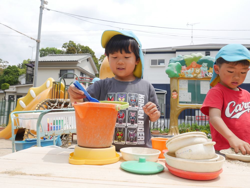 「俺は焼肉～🥩」
サラ粉を作るふるいをコンロに見立て
焼肉を作るMくん♡
子ども達からでるアイデアはいつも面白い♪

この後もかき氷🍧唐揚げなど
美味しそうなメニューが並び
「お腹すいた～」とつぶやくキリン組さんでした😊