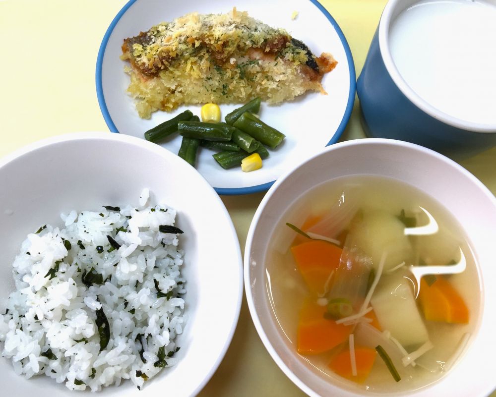 わかめご飯

鮭のカレーマヨパン粉焼き

いんげんとコーンのソテー

新玉ねぎのスープ

牛乳