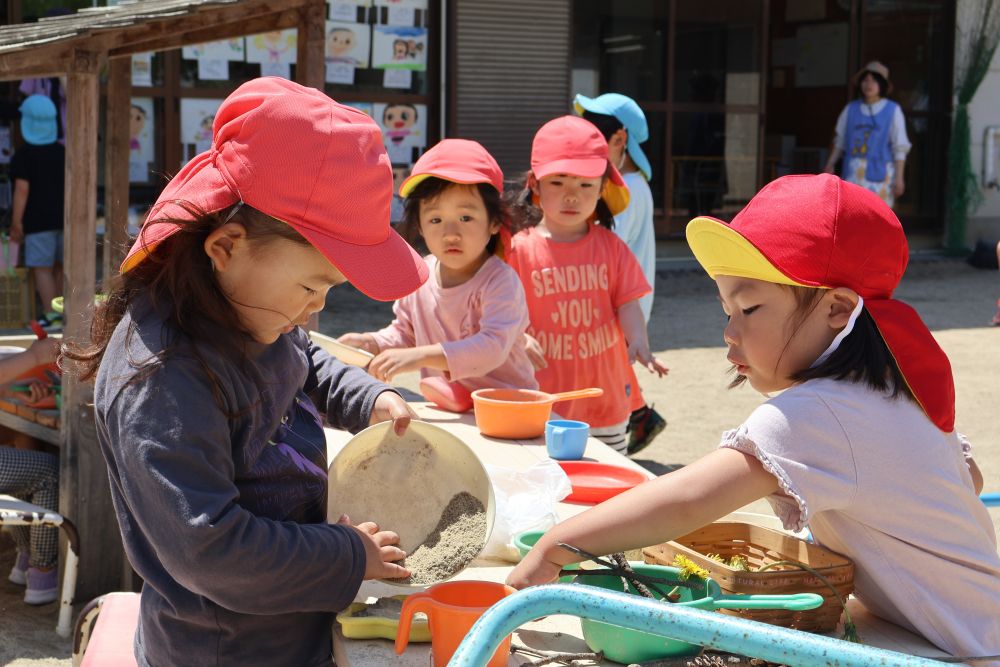 ＲちゃんとＡちゃんはいろいろ組み合わせてケーキ作り🍰

どんなケーキが出来るのかな？
真剣な横顔はまるで本物のパティシエみたい♡

帰りの会では、
「今度はお花のジュースつくりたい！」
「キャンプごっこしたいから枝がほしいなー！」
「虫にも葉っぱとかお花あげたらいいんじゃない？」

・・・と、みんなからやりたいアイデアがどんどんでてきました🤭
まだまだ春の自然を楽しめそうなゾウ組さんです！
