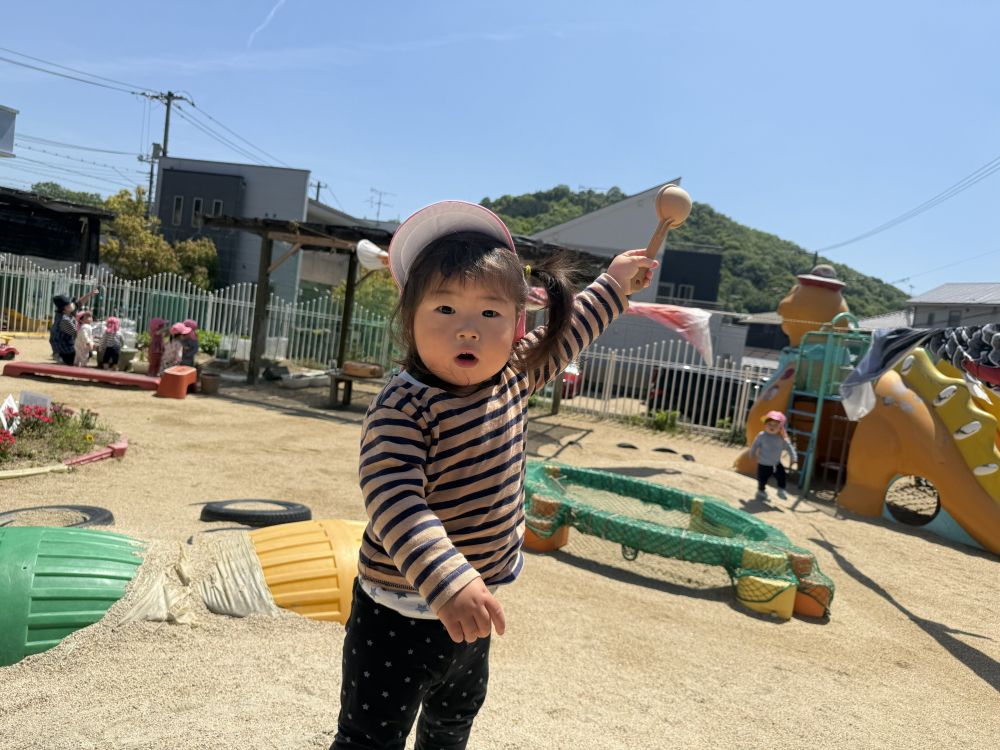 園庭で遊んでいると・・・
ブーーンと何かの音が聞こえてきました！


どこかな？何の音かな？と探してみると、
｢あった！｣とRくん。