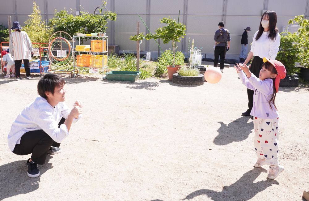 青空が広がりいいお天気☆
ドキドキしたりワクワクしたりしながら
自分が好きな遊びをおうちの人と一緒に
楽しんでいたゾウ組さん♡






緊張でドキドキしていたNちゃん
何の遊びしようかなとお家の人と考えて・・・
選んだのはボール遊び！
「いくよ～」
「とれた～！」
同じボールでもキャッチボールやバレーボールなど
さまざまな遊び方でおうちの人とラリーを楽しんでいました♡