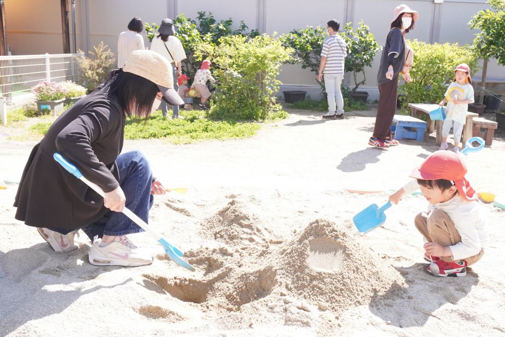 同じシャベルを持っておやま作り！
「こっち大きくしよ～」
小さい山と大きい山へ交互に優しく砂をかけて完成♡
まるで親子のような砂山ができました☆