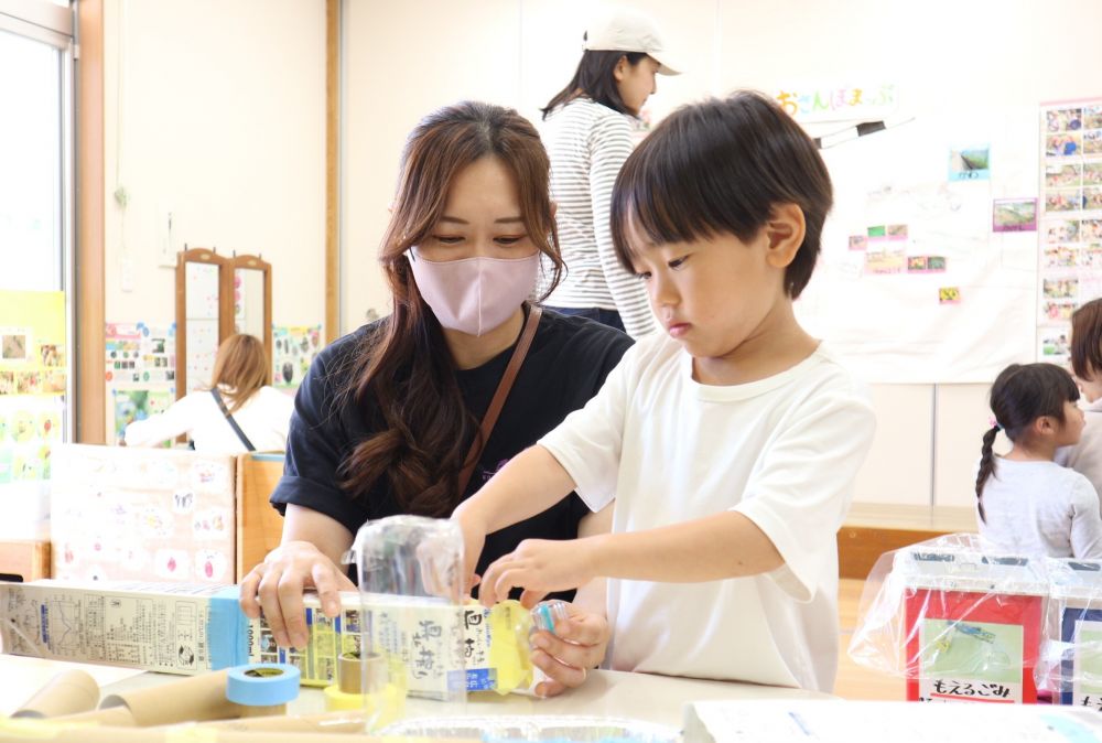 「はやぶさとドクターイエローを合体させるんよ！」
今日も大好きな製作を♡
材料やテープをどのように使うのか話しながら
おうちの人と一緒に作ることを楽しんでいたHくん！
作り始めから完成までおうちの人に見てもらえて嬉しかったね！