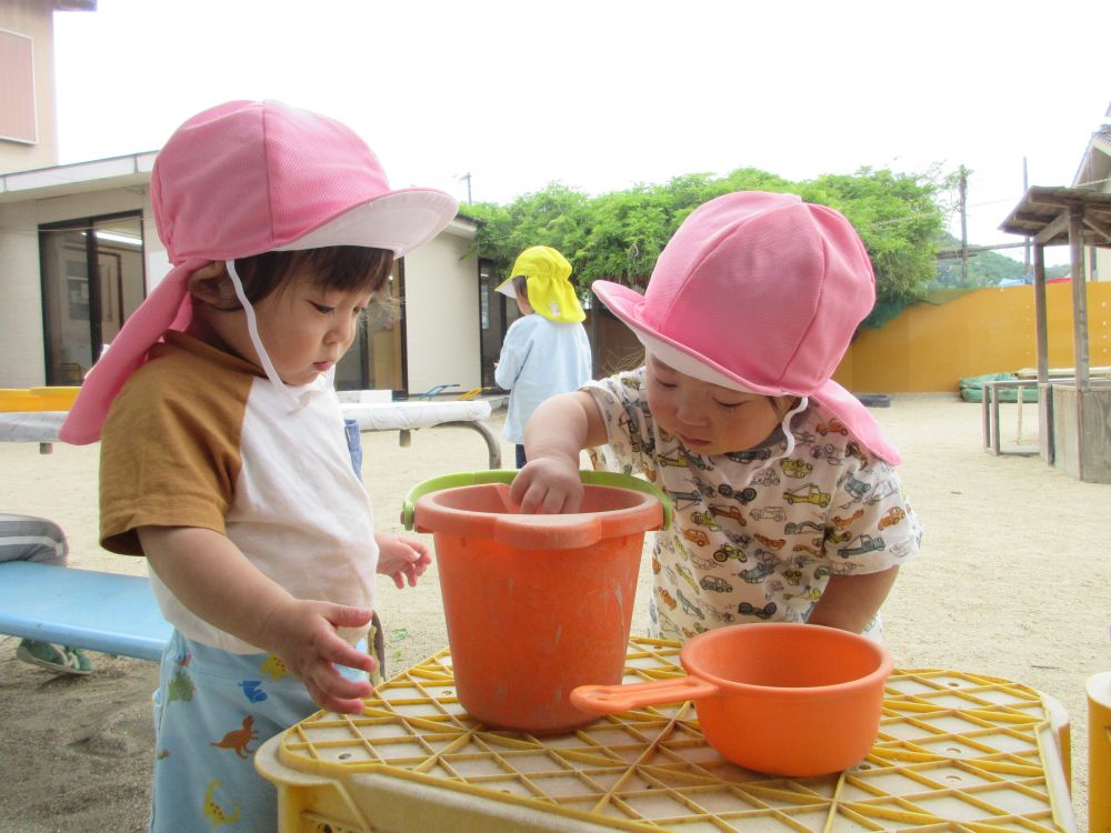 バケツの中の幼虫が気になるTくんとRくん！
初めはなんだろう…？
と見ているだけでしたが
次第に興味を持ち指先で触ってみようとしています🐛
指でツンツンと触ってみると
「うわぁ！」　「おぉ！」
と動く虫に声を上げて喜んでいました⭐

それぞれの遊び方で、
園庭遊びを楽しんでいるクマ・ヒヨコ組さんです❣