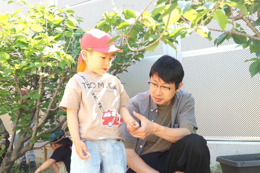 春になり虫探しや自然に興味を持っているゾウ組さん♡
公園や園で見つけた虫や草花をおうちの人に紹介！
一緒に見たり触れたり作ったりする時間を楽しんでいました♪





日々虫探しに没頭したからこそ知っていることがたくさん！
「（なにかの虫）たまごみつけた！」

さくらんぼの葉っぱの裏をじっくり見て
たまごや虫たちを発見！！
春だからこその新たな発見を一緒に楽しんでいました♪