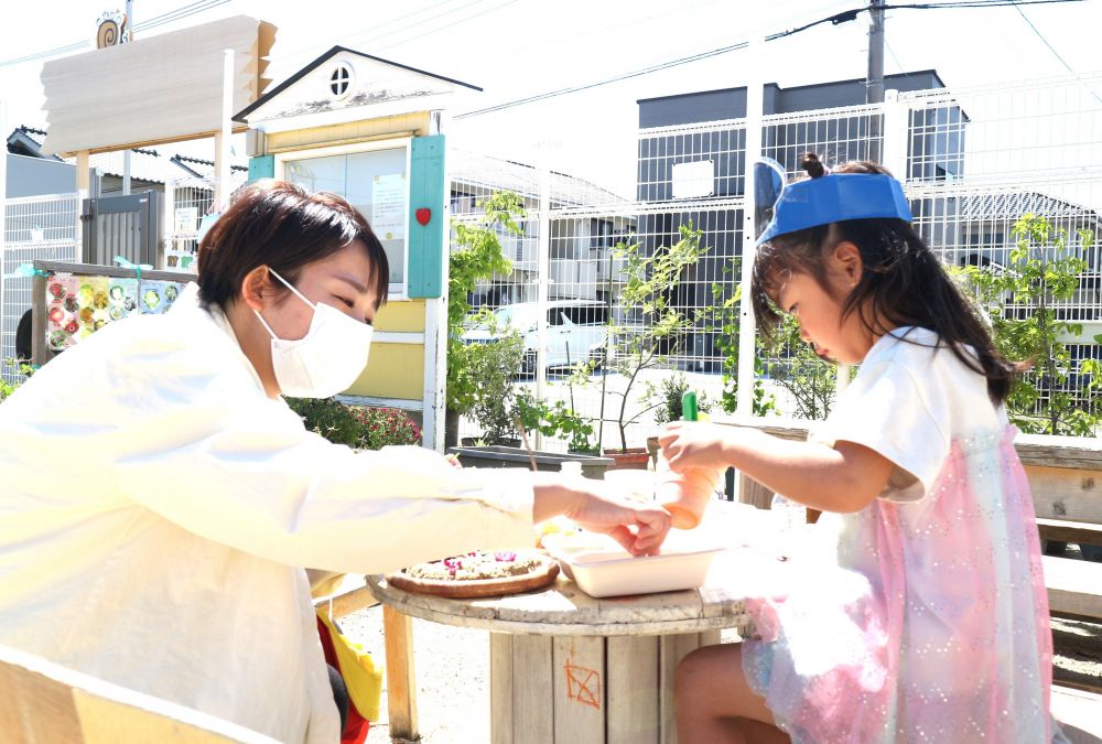 園庭に咲いている草花を使ってクッキング♡♡
パンジーなどで色水を作り、最後はお花をトッピング！
作りたいものをイメージしながらカラフルに完成♪

春ならではの遊びをおうちの人と一緒に
楽しむことができたゾウ組さんでした♡