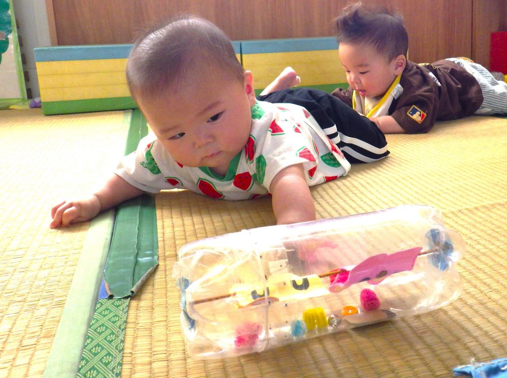 手が届きそうで届かないIちゃん・・・

手をグッと伸ばしてみたり、少しずつ前によってみたり、
色々と試しながら遊びます
