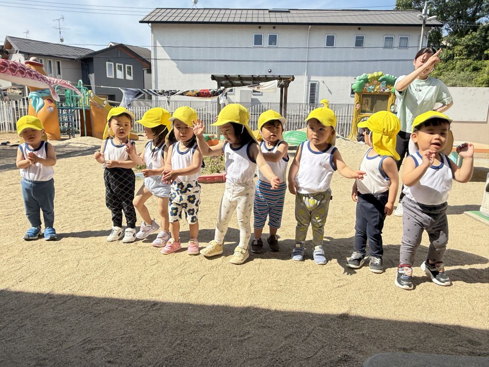 今日からマラソンが始まりました🏃‍♂️

「ランニングシャツに着替えるよ～！」と、
声を掛けると、
自分で一生懸命脱いで…着て…
頑張っていました✨️


