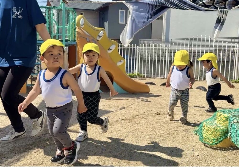 「ぴっぴっふぁいと♪」

笛に合わせて、
元気いっぱい走りました☺️