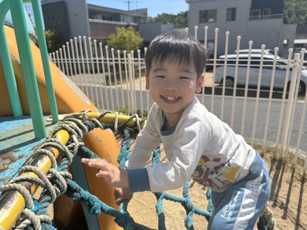 外遊びが
大好きなクマ組さん🐻

滑り台を滑って楽しむKくん。
網のところも上手に登っています！


