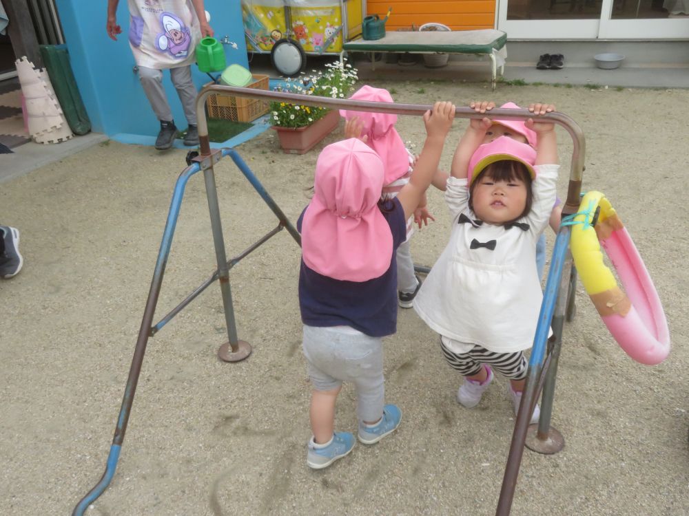 少しずつ環境にも慣れ、園庭や保育室で
好きな遊びを楽しんでいる
ヒヨコ組さん♡



「ぶら～ん」と嬉しそうに
鉄棒にぶら下がるRちゃん♪
「すごいね～！」と声をかけると
何度も見せてくれます♡
