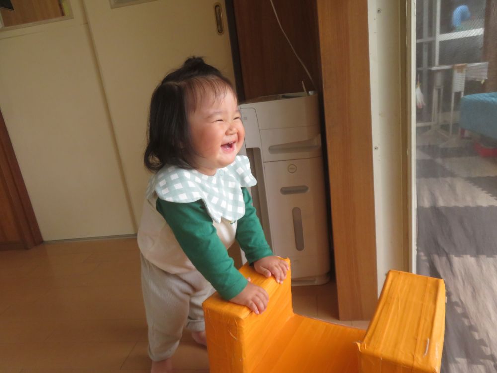 押し車がブームのSくん♪
保育室の端から端まで進むことを
楽しんでいるようで、到着するとにっこり笑顔♡

大好きな遊びたくさんみつけようね♡