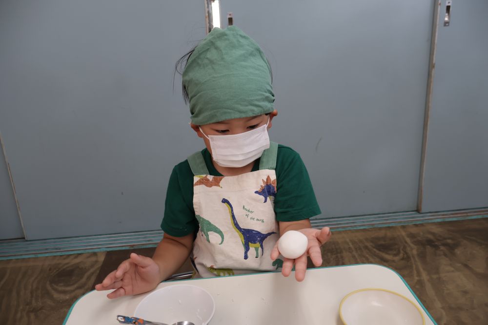 かしわもちを作ることで
伝統的な行事食に親しみを持ったり
お餅の感触を感じたり
食への関心が深まっています

楽しみにしていたクッキング
まずは上新粉と白玉粉に水を入れて混ぜます
こぼれるのを恐れず思いきり混ぜるAくん