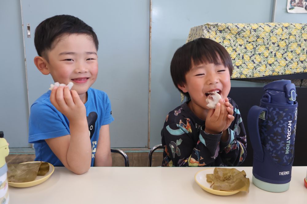 「先生30分っていつ？」
「もうできた？見てきていい？」
とずっと気になっていたRくん
「美味しい♡おかわりちょうだい！！」
「先生見て、写真撮って！！」
とこの笑顔♪

「あんこ苦手だな～」と言っていた子もいましたが
作ってみると楽しい♪
自分で作ることで「できた！！」という達成感もあり
食事の楽しさを感じてくれると嬉しいです♡