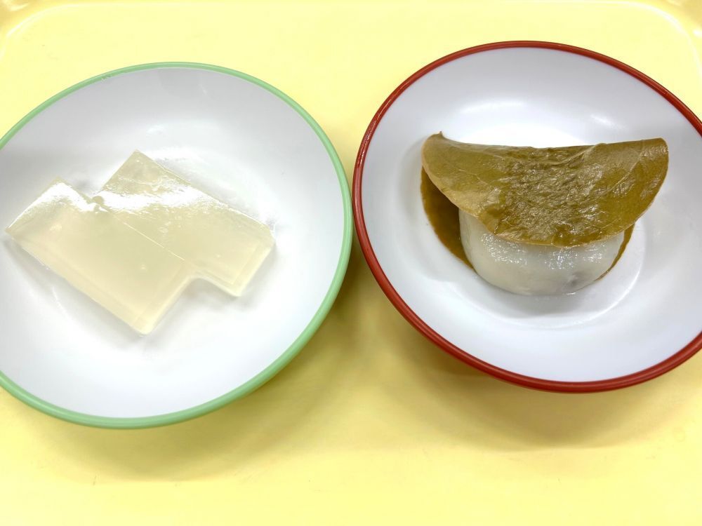 以上児：かしわ餅
未満児：りんごゼリー
