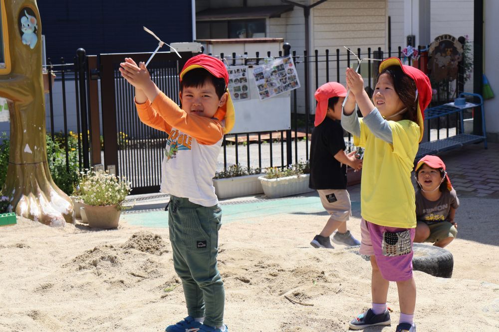 集中して飛ばすＵくん、Ｋくん。
高く飛ぶにように空に向けて飛ばしていました！

自分の竹とんぼがクルクルと回って、飛ぶ様子をみて大喜び✨
またみんなで作ってあそぼうね♪
次は何作ろうかな～♡