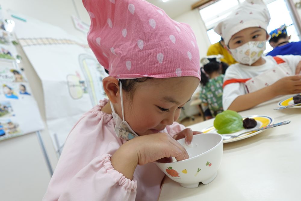 知らないことに触れる時
子どもたちはワクワクした顔になる♡
知らない食材．．．
何て名前？
触ったらどんな感じ？
どうなるんだろう？
「早くやりたい！！」
さぁ！！lクッキングスタート！！

お米の粉ともち米の粉を
水を入れて混ぜ混ぜ～
お皿に鼻を近づけたSちゃん
「お餅のにおいがする～♪」
いろいろな感覚で楽しみます♡
