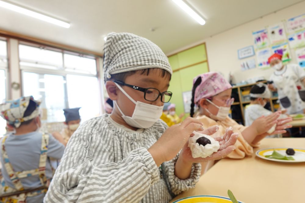あんこを包む作業は
なかなか難しい．．．
ちょっとずつ伸ばして
あんこを包んでいくR君
慎重に．．．真剣な表情！！