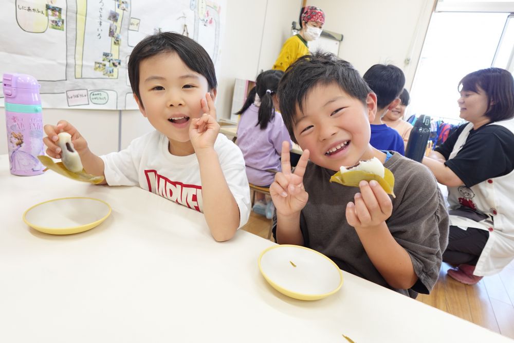 給食室で蒸してもらって
柏餅が完成！！
「葉っぱの色が変わってる！！」
「いい匂いがする～」
みんなで美味しく食べました♡