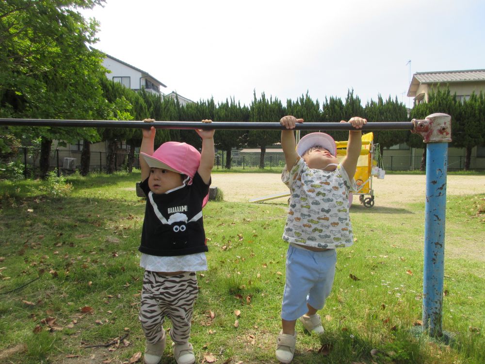 今日は朝から楽しみにしていた西則末公園に行ってきました！
出発すると、先生としっかり手を繋いで歩く！

TくんとＲくんは鉄棒に挑戦！！
足を上げて上手にぶらーんとぶら下がることを楽しむ☺
腕の力がしっかり付いてきているようです💪